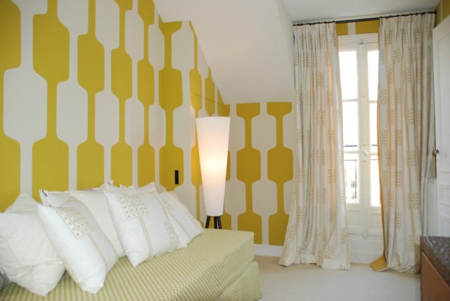 Maison-yellow room