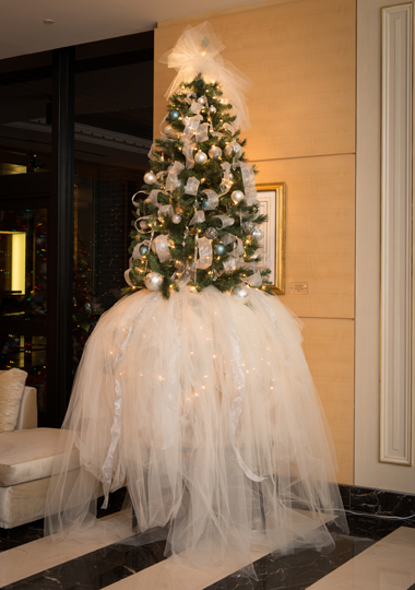 Zoe Feldman's tree was inspired by the Carolina Herrera wedding gown she wore at her wedding. Its skirt is organza.